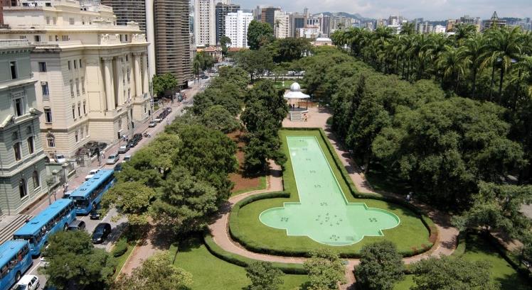 Vista aérea da Praça da Liberdade iluminada à noite