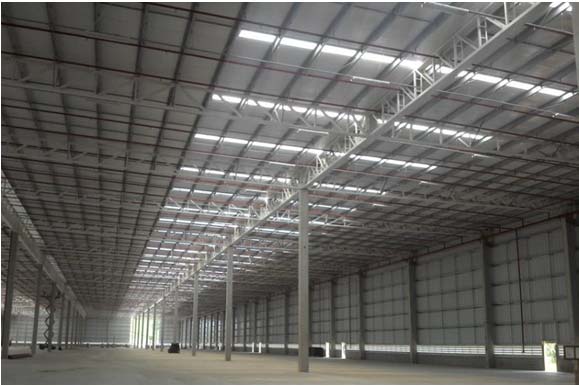 Interior do centro de distribuição do Boticário iluminado