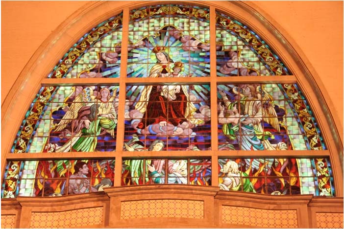 Vitral iluminado da Igreja do Carmo