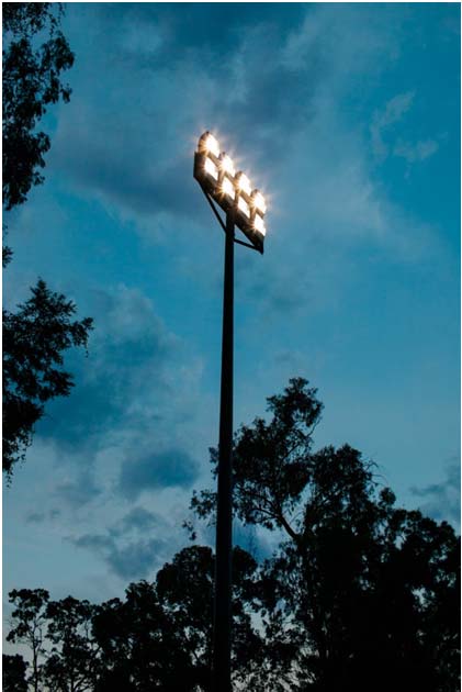 Poste de iluminação do driving range ao entardecer